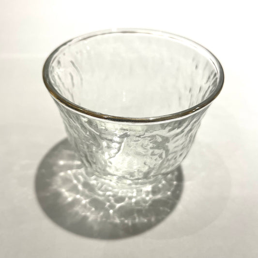 Teetasse aus Glas mit Goldrand (gehämmerte Struktur )