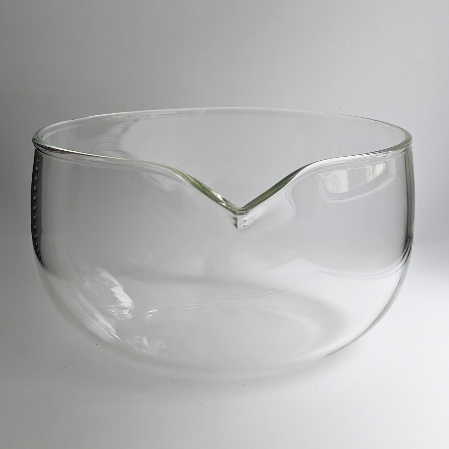 Glasschale mit Ausguss