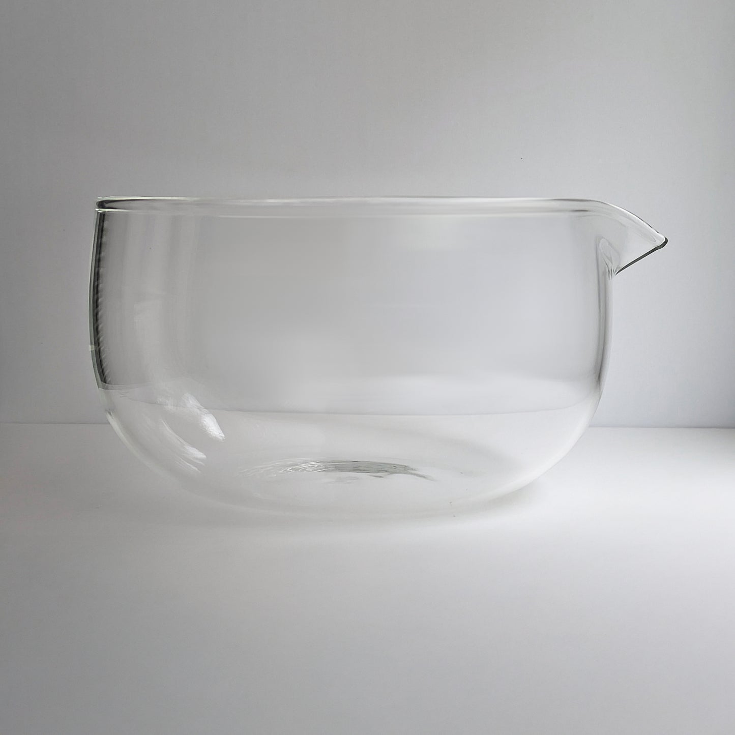 Glasschale mit Ausguss