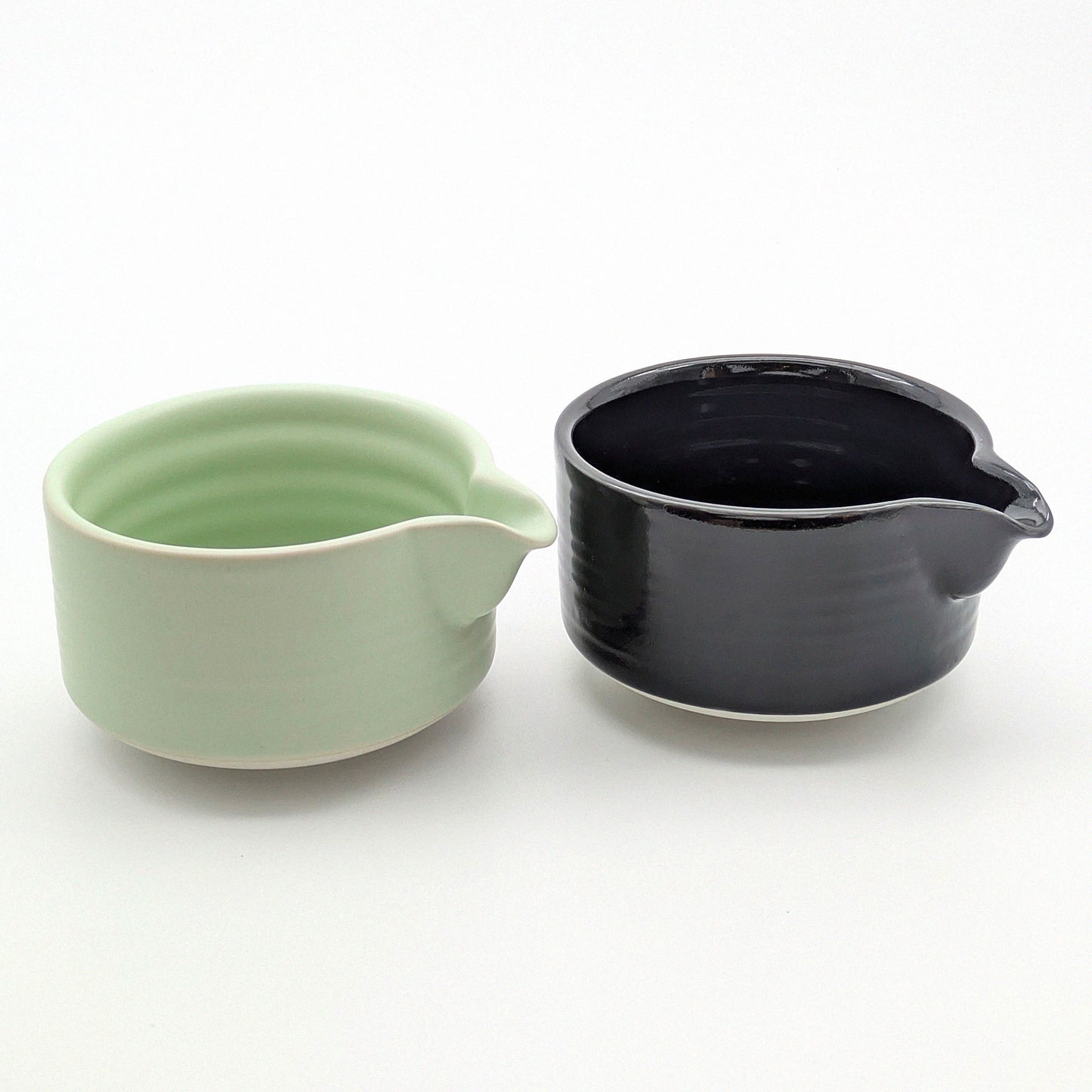 Tiefe Matchaschale mit Ausguss