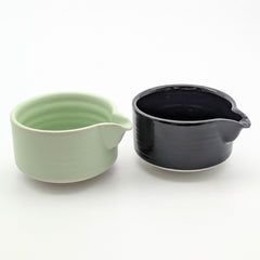 Tiefe Matchaschale mit Ausguss