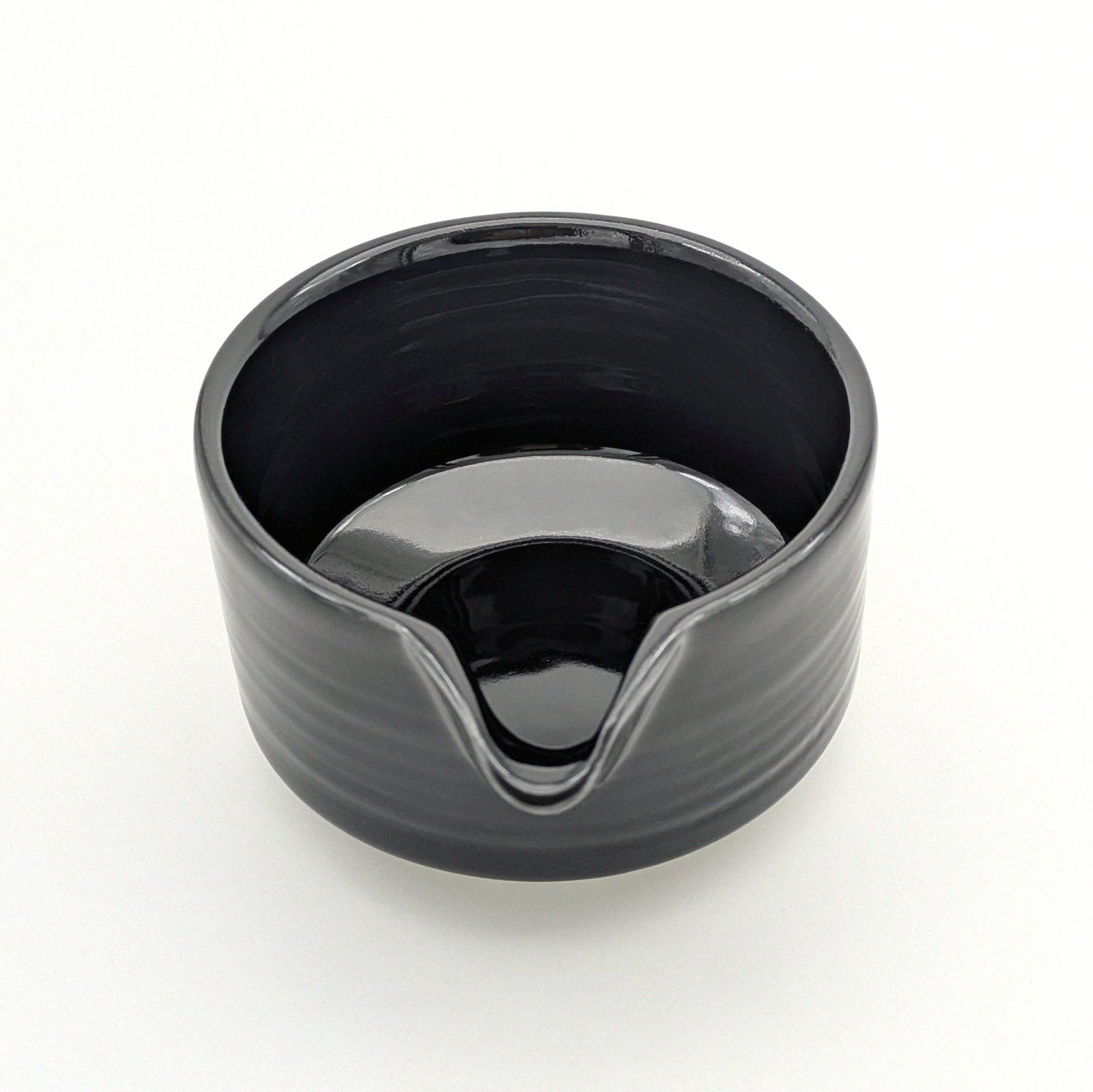 Tiefe Matchaschale mit Ausguss