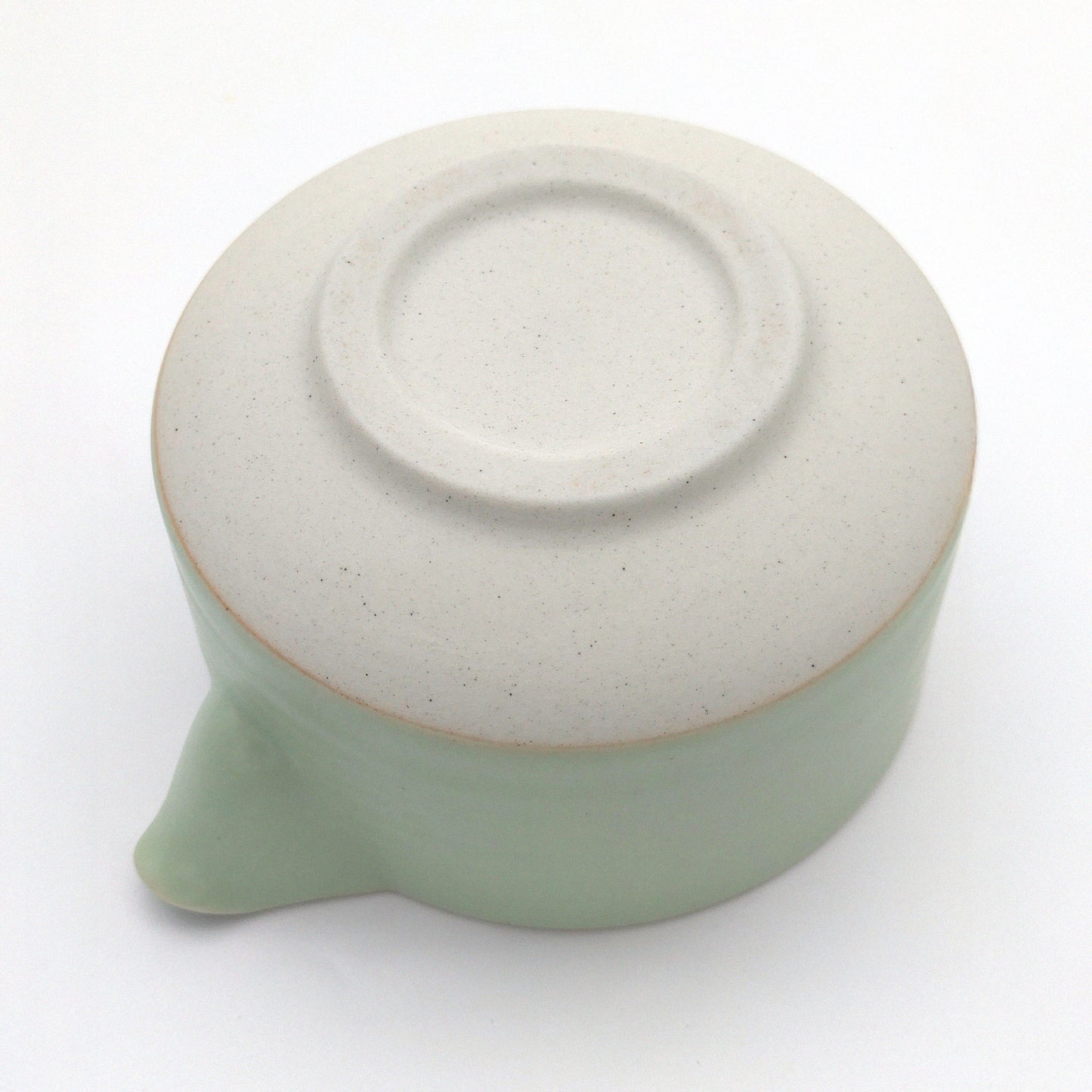 Tiefe Matchaschale mit Ausguss