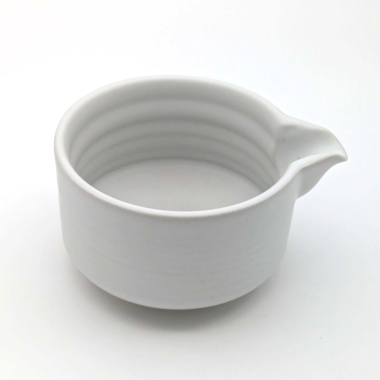 Tiefe Matchaschale mit Ausguss